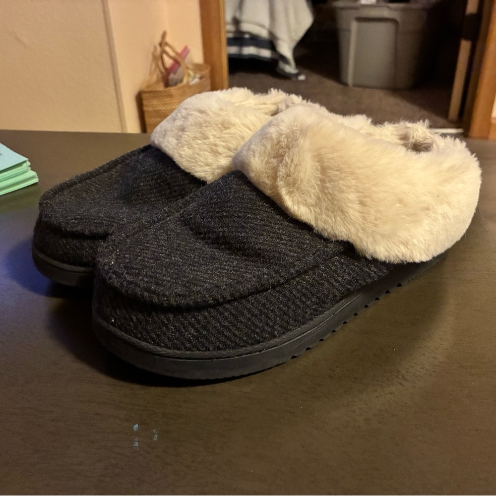 Dearfoams Black Slippers with Cream Faux Fur